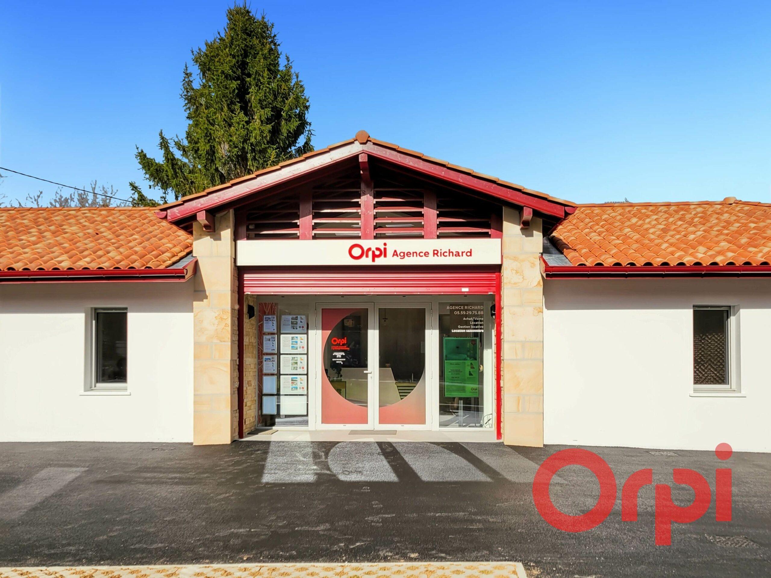 Façade et entrée de votre agence immobilière Orpi Richard au Pays Basque, Cambo-les-Bains